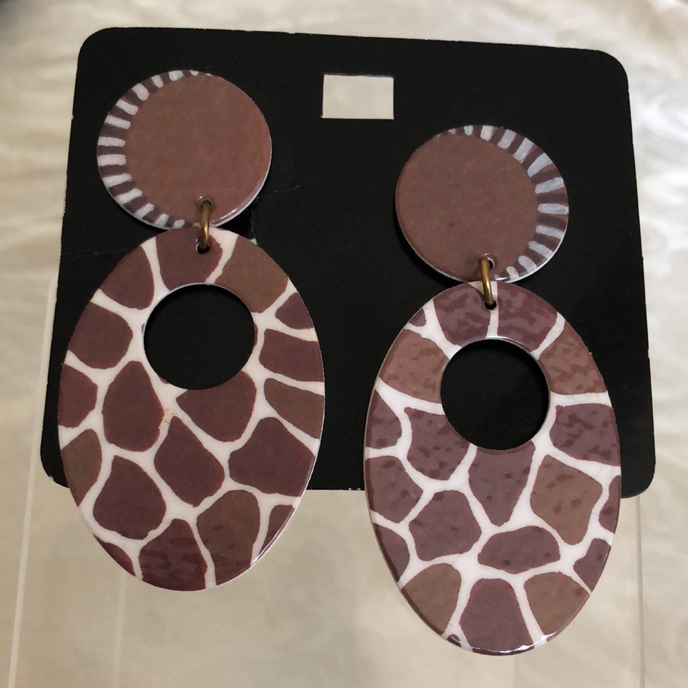 NWOT kitschy giraffe print clip earrings